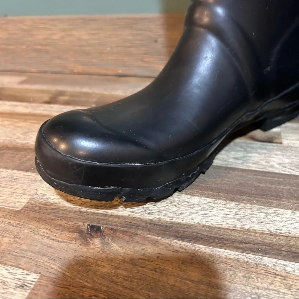 BCBGMAXAZRIA Studded Rain Boots – Black – Women’s Size 6